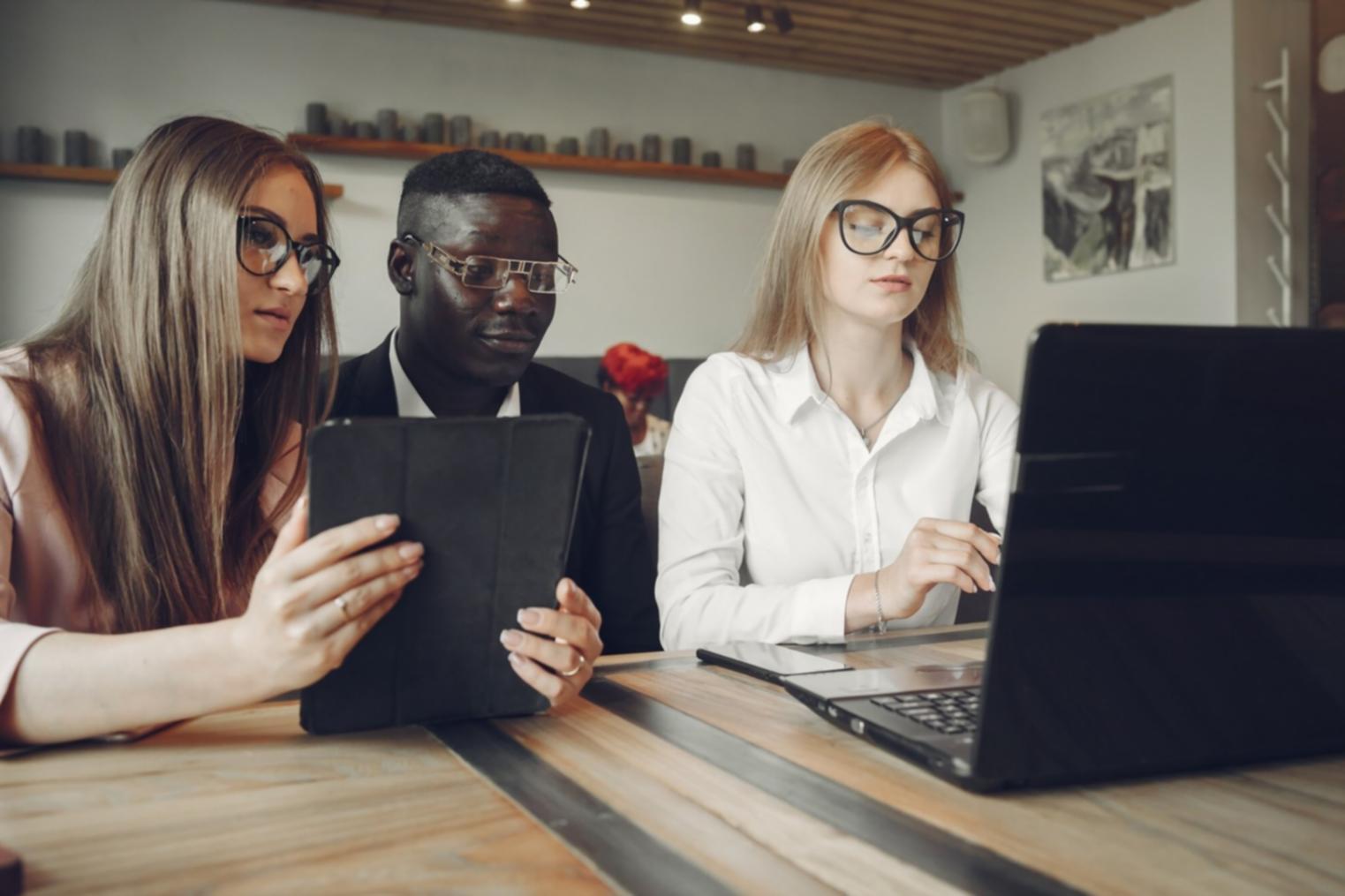 Spécialiste données analysant les tendances financières