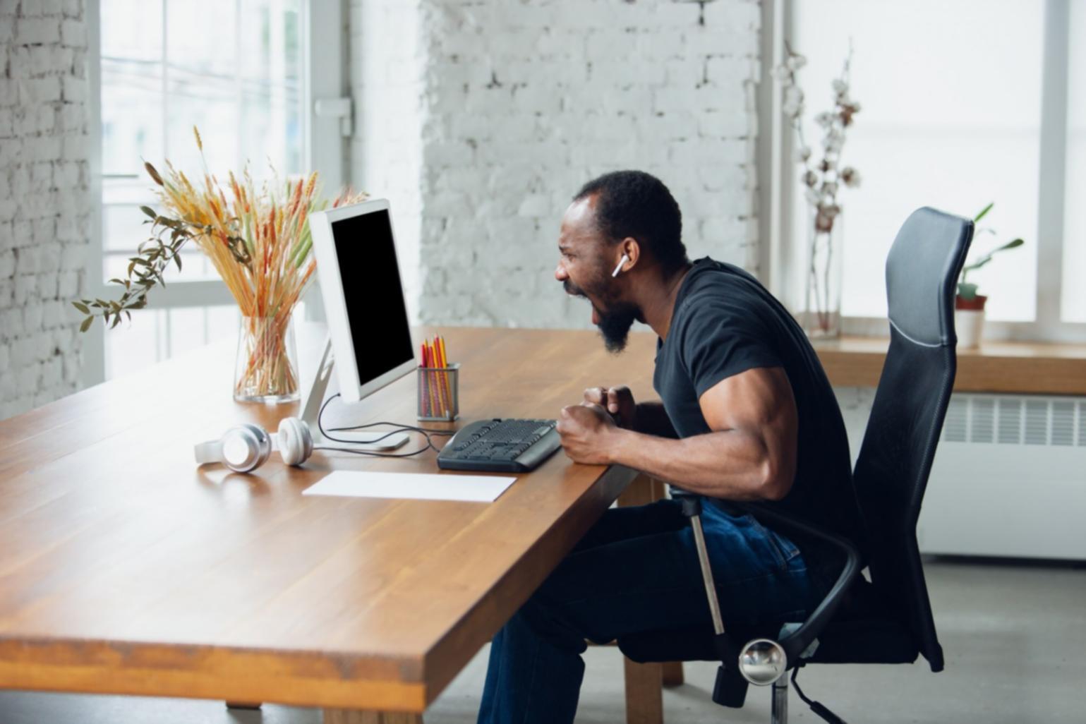 Utilisatrice jaspentvios consultant ses rapports mensuels sur tablette