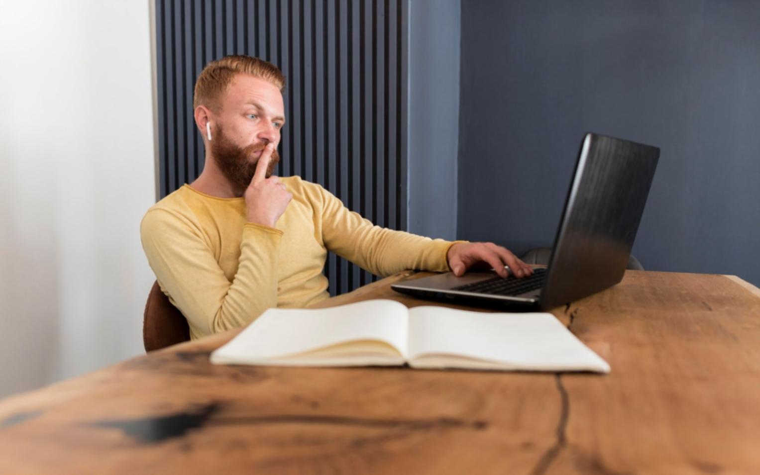 Interface jaspentvios affichée sur ordinateur portable dans un espace de travail moderne